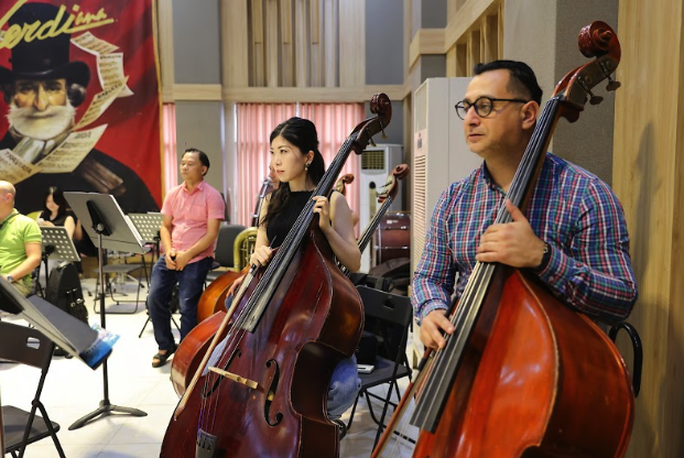 Cello Đinh Hoài Xuân say mê tập luyện cùng dàn nhạc Bucharest Symphony Orchestra - Ảnh 4.