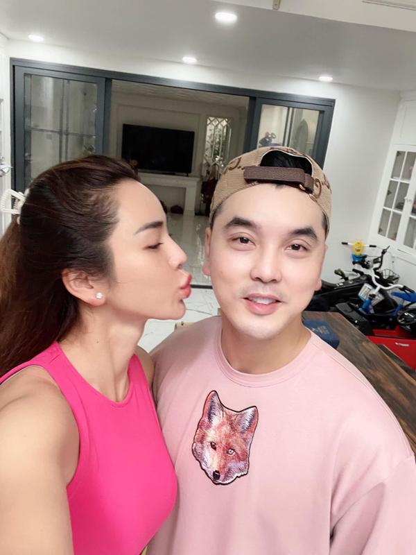 Thủy Tiên - Khánh Thi - Kim Cương: 3 người đẹp showbiz sinh con xong mới chịu mặc áo cô dâu - Ảnh 10.