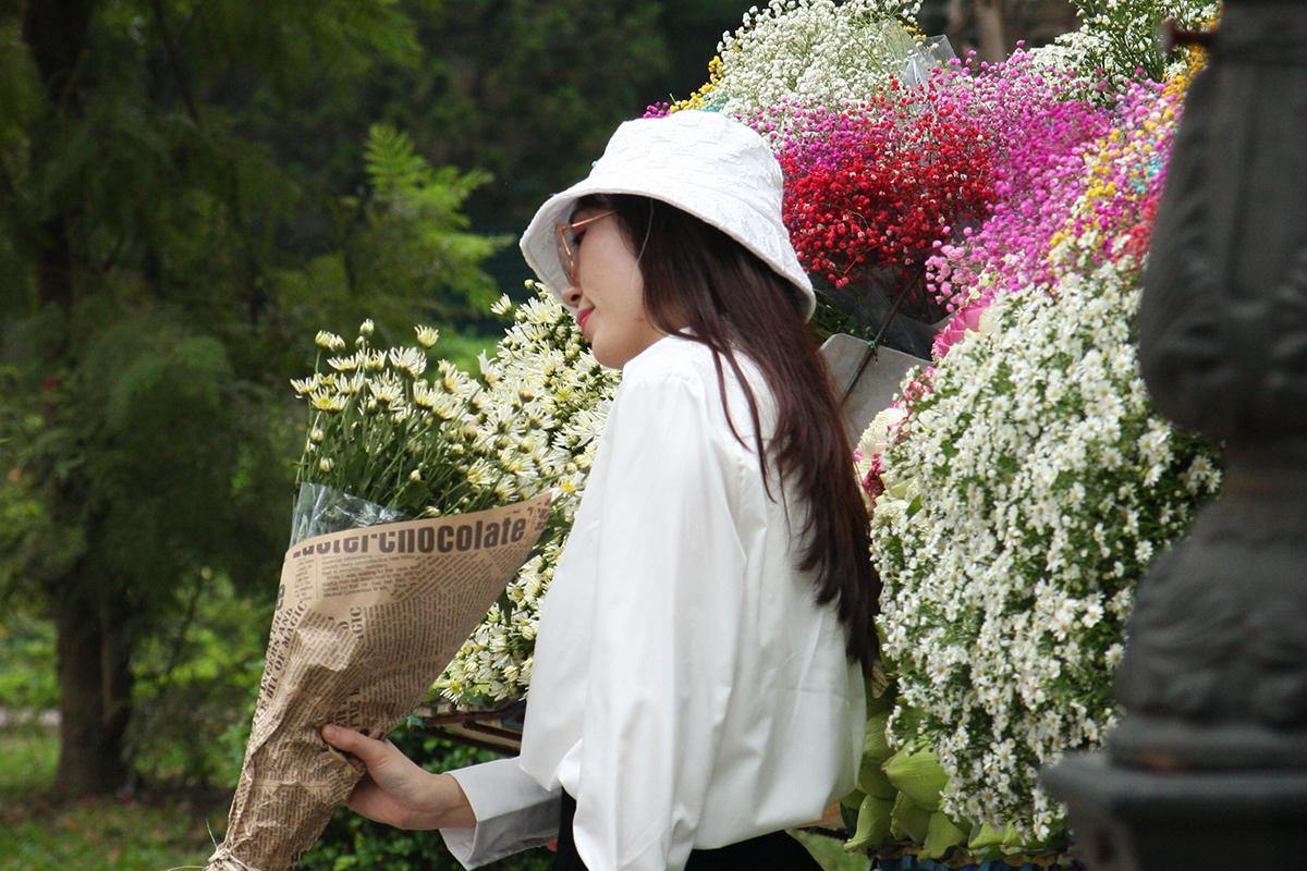 Chị em Hà thành tíu tít với cúc họa mi đầu mùa - Ảnh 4.