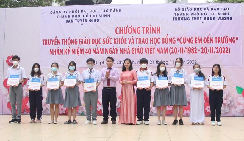 Truyền thông giáo dục sức khoẻ và trao học bổng cho học sinh khó khăn ảnh 4