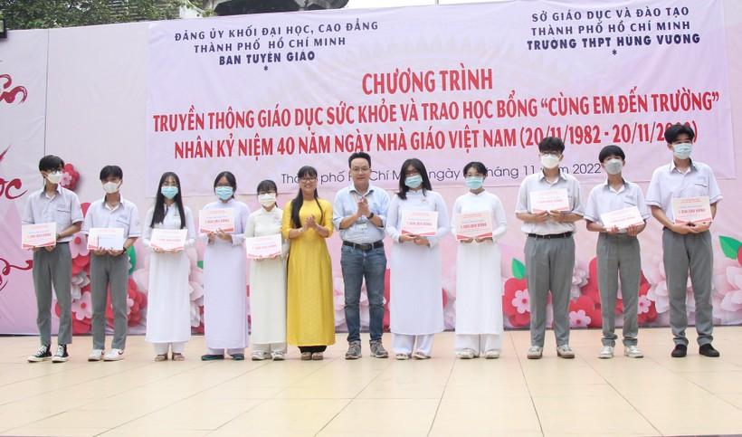 Truyền thông giáo dục sức khoẻ và trao học bổng cho học sinh khó khăn ảnh 3