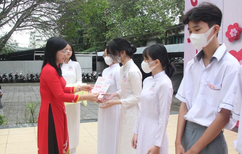 Truyền thông giáo dục sức khoẻ và trao học bổng cho học sinh khó khăn ảnh 2