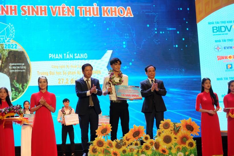 Vinh danh tân thủ khoa và trao học bổng nâng bước sinh viên Đại học Đà Nẵng ảnh 1