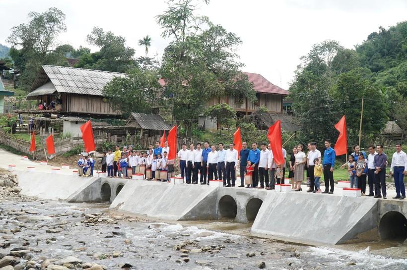 Khánh thành 'cầu nối yêu thương' cho học sinh bản khó tới trường ảnh 1