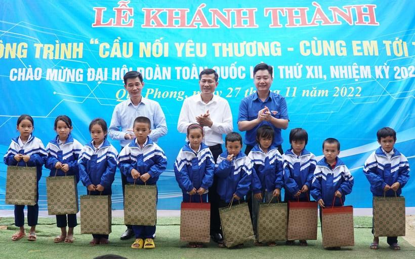 Khánh thành 'cầu nối yêu thương' cho học sinh bản khó tới trường ảnh 4