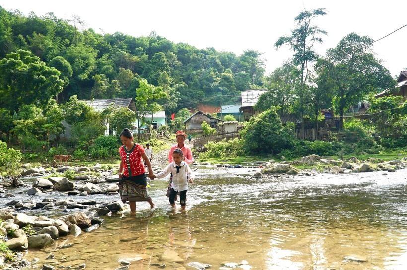 Khánh thành 'cầu nối yêu thương' cho học sinh bản khó tới trường ảnh 2