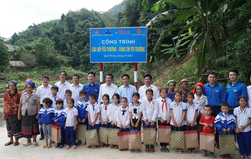 Khánh thành cầu dân sinh tại bản Khủn Na (xã Đồng Văn, huyện Quế Phong, Nghệ An) - 1 trong 3 công trình trong chương trình