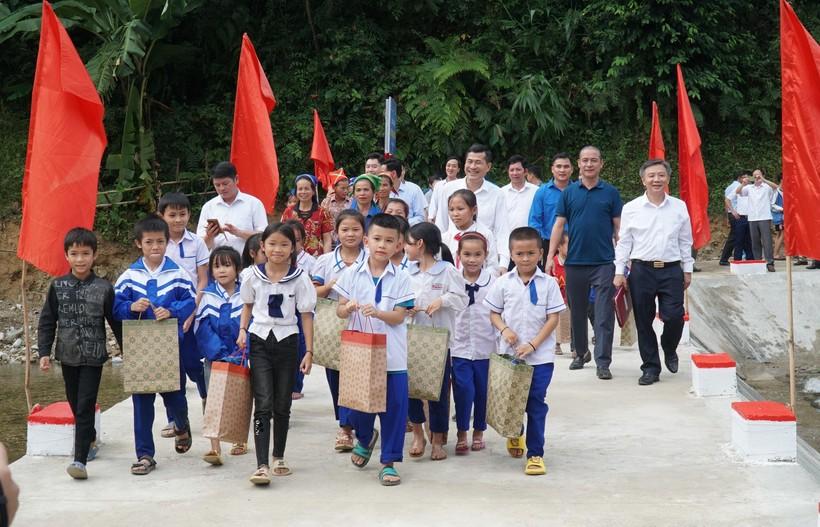 Khánh thành 'cầu nối yêu thương' cho học sinh bản khó tới trường ảnh 3