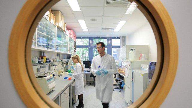 Kì diệu: Thế giới lại vừa có thêm 1 người chữa khỏi HIV, ông ấy là bệnh nhân thứ 5 làm được điều đó - Ảnh 1. Kì diệu: Thế giới lại vừa có thêm 1 người chữa khỏi HIV, ông ấy là bệnh nhân thứ 5 làm được điều đó - Ảnh 1.