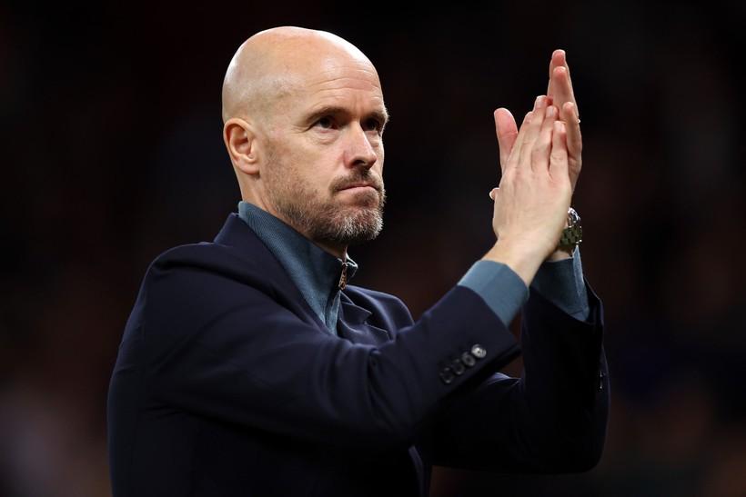 HLV Ten Hag không giấu được niềm vui sau trận thắng Barca ở Europa League.