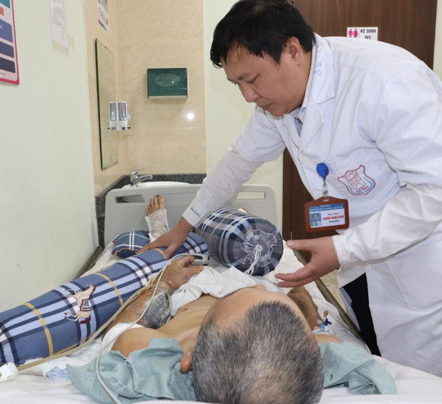 Các bác sĩ xuyên đêm nối cánh tay bị đứt rời cho bệnh nhân - Ảnh 2. Các bác sĩ xuyên đêm nối cánh tay bị đứt rời cho bệnh nhân - Ảnh 2.