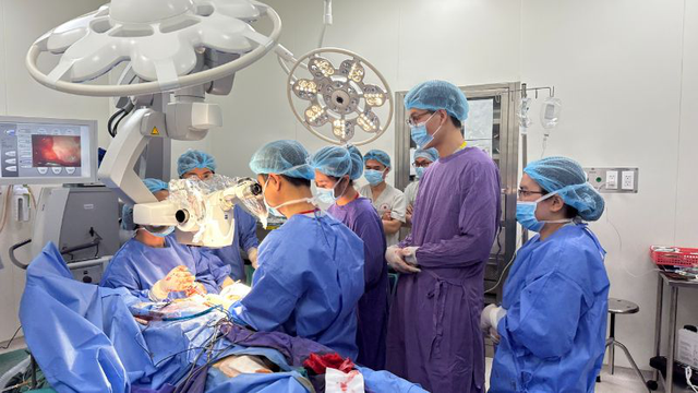Các bác sĩ xuyên đêm nối cánh tay bị đứt rời cho bệnh nhân - Ảnh 1. Các bác sĩ xuyên đêm nối cánh tay bị đứt rời cho bệnh nhân - Ảnh 1.