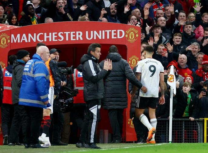 Trọng tài hại Fulham, Man United thoát hiểm ở tứ kết FA Cup - Ảnh 5.