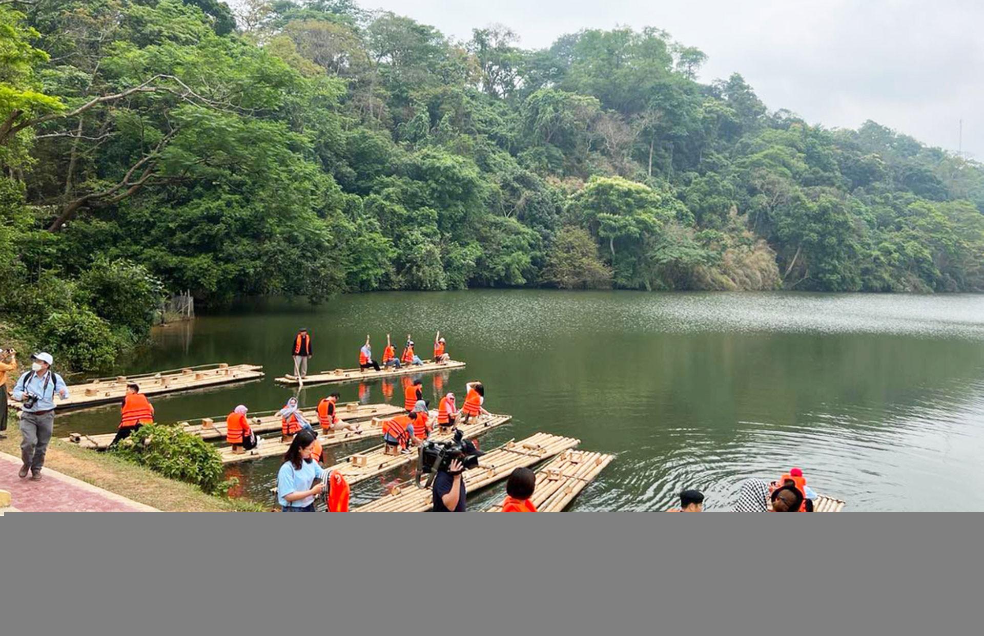 Giá vé máy bay dịp 30/4 tăng vọt, tour du lịch nước ngoài lên ngôi - Ảnh 1.