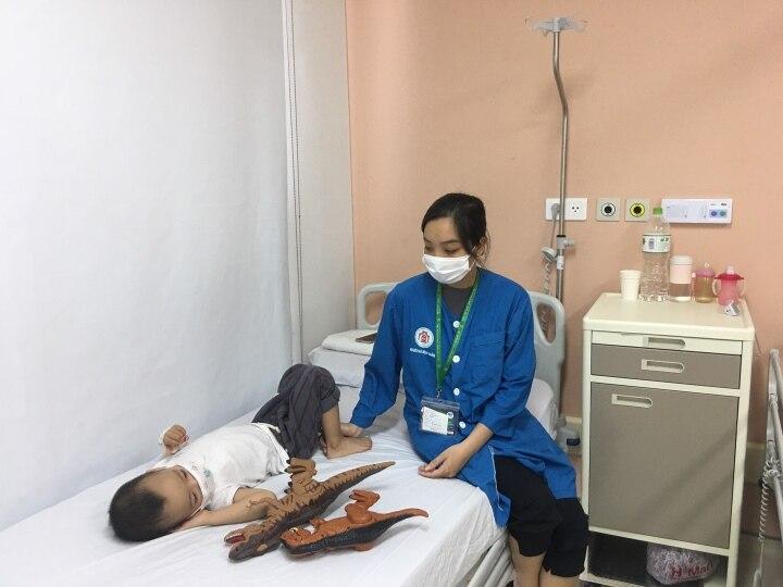 Nhiều trẻ nhập viện do mắc cúm A, cách nào để phòng biến chứng nguy hiểm? - Ảnh 1. Nhiều trẻ nhập viện do mắc cúm A, cách nào để phòng biến chứng nguy hiểm? - Ảnh 1.