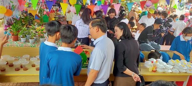 Tham quan gian hàng ngày hội.