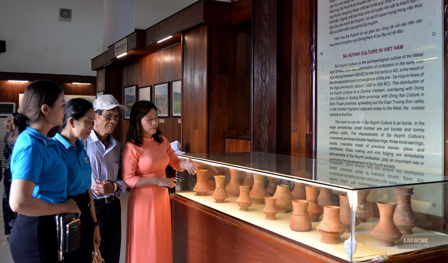 Nhà trưng bày Văn hóa Sa Huỳnh đang lưu giữ, trưng bày hơn 300 hiện vật, ảnh, tài liệu theo chủ đề lịch sử phát hiện, nghiên cứu Văn hóa Sa Huỳnh ở Quảng Ngãi. Nơi đây đón nhiều du khách và người dân địa phương đến tham quan, tìm hiểu. Ảnh: Ngọc Viên