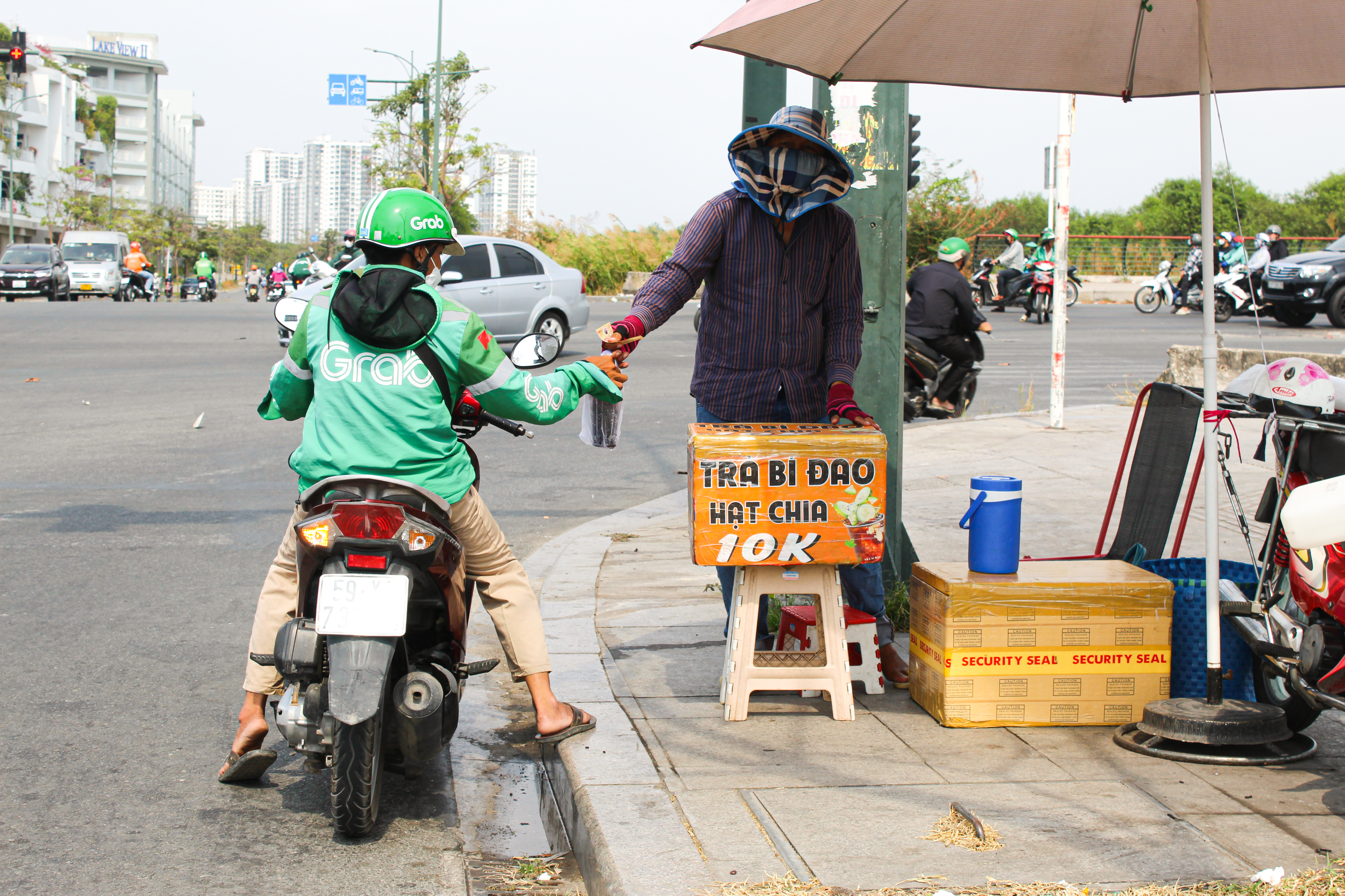 Dọc các tuyến đường Tố Hữu, Mai Chí Thọ (TP Thủ Đức) xuất hiện nhiều quán giải khát. Một số nơi còn cung cấp nước miễn phí cho người đi đường.