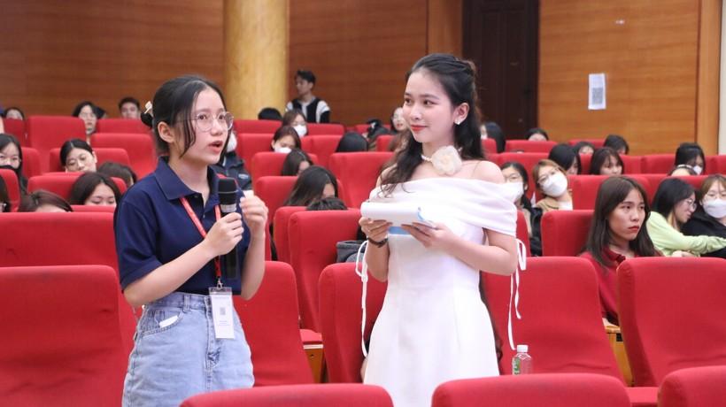 Sinh viên Khoa Luật - Học viện Ngân hàng đặt câu hỏi cho diễn giả tại buổi tọa đàm tối 29/3.