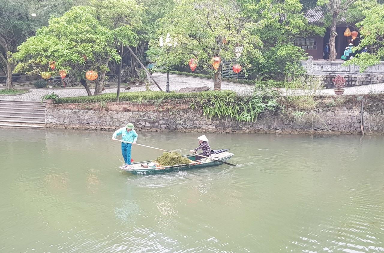 Công tác vệ sinh môi trường tại các khu, điểm du lịch đang được triển khai. Ảnh: Diệu Anh