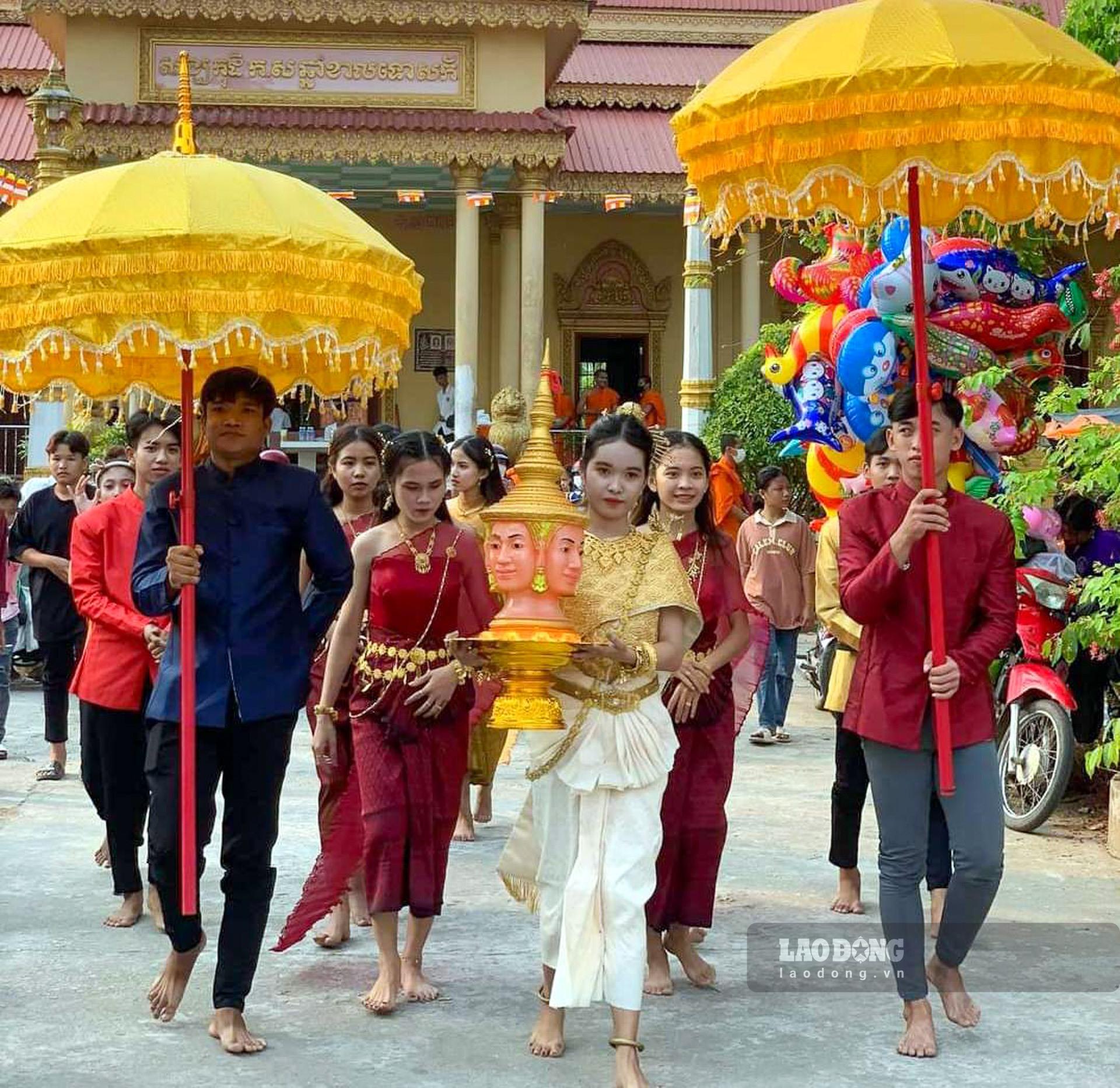 Xã Hưng Hộị, huyện Vĩnh Lợi trong những ngày này như được khoác lên mình “chiếc áo” mới, với những căn nhà được quét dọn tinh tươm cùng những khóm hoa sặc sỡ sắc màu để đón tết.