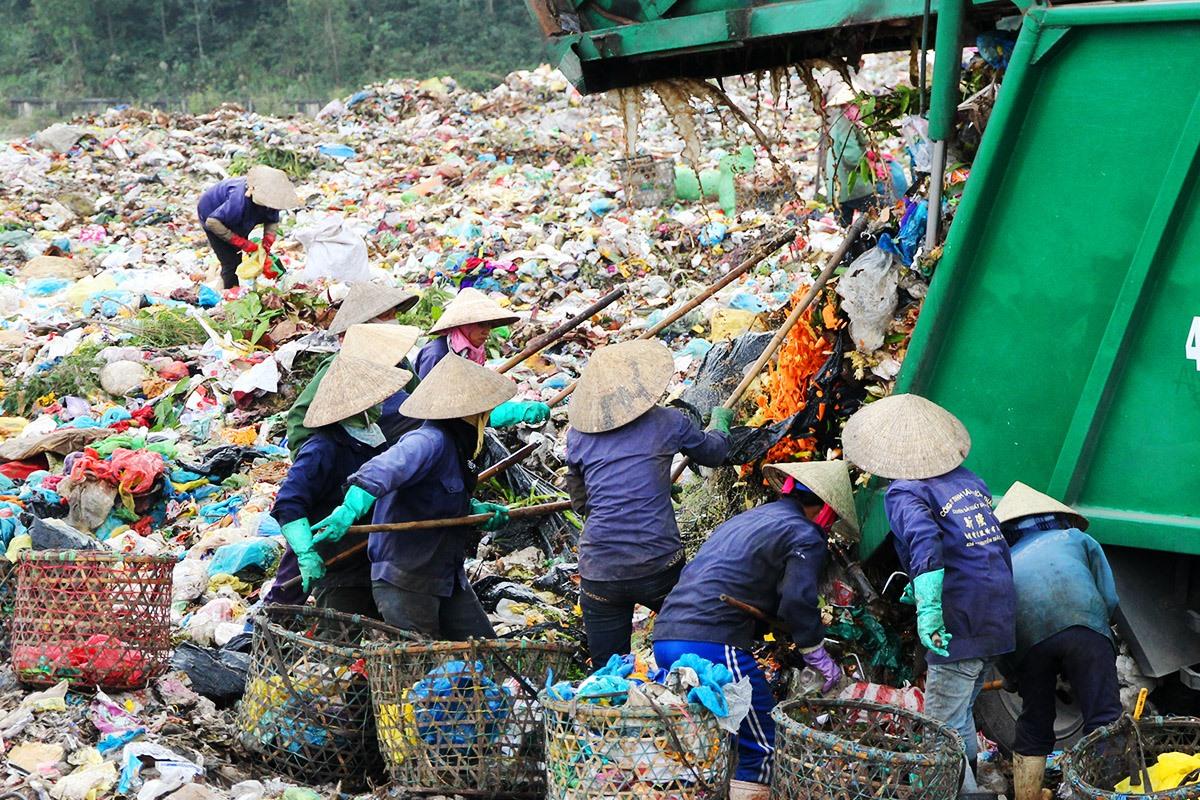 Bãi rác hết hạn vẫn chôn thêm, nhà máy xử lý rác còn trên giấy