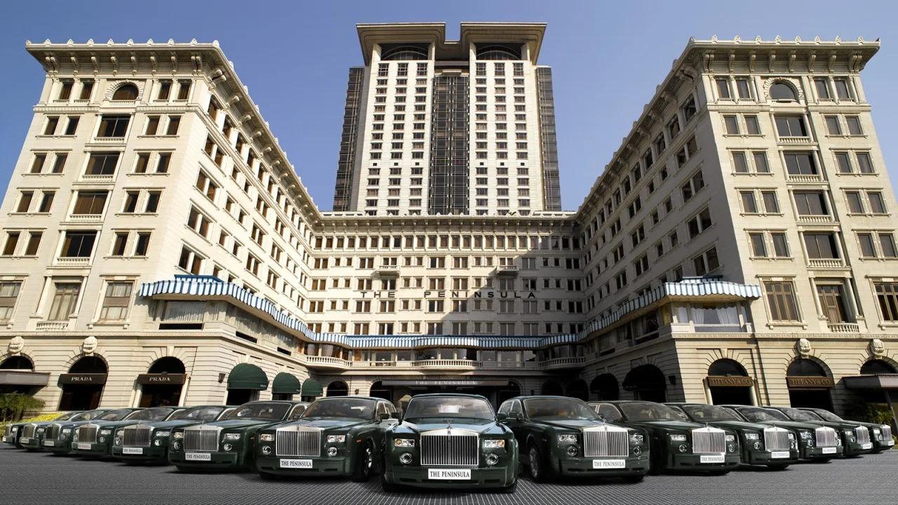The Peninsula Hong Kong sở hữu đội xe gồm 14 chiếc Rolls-Royce Phantoms để đưa đón du khách.