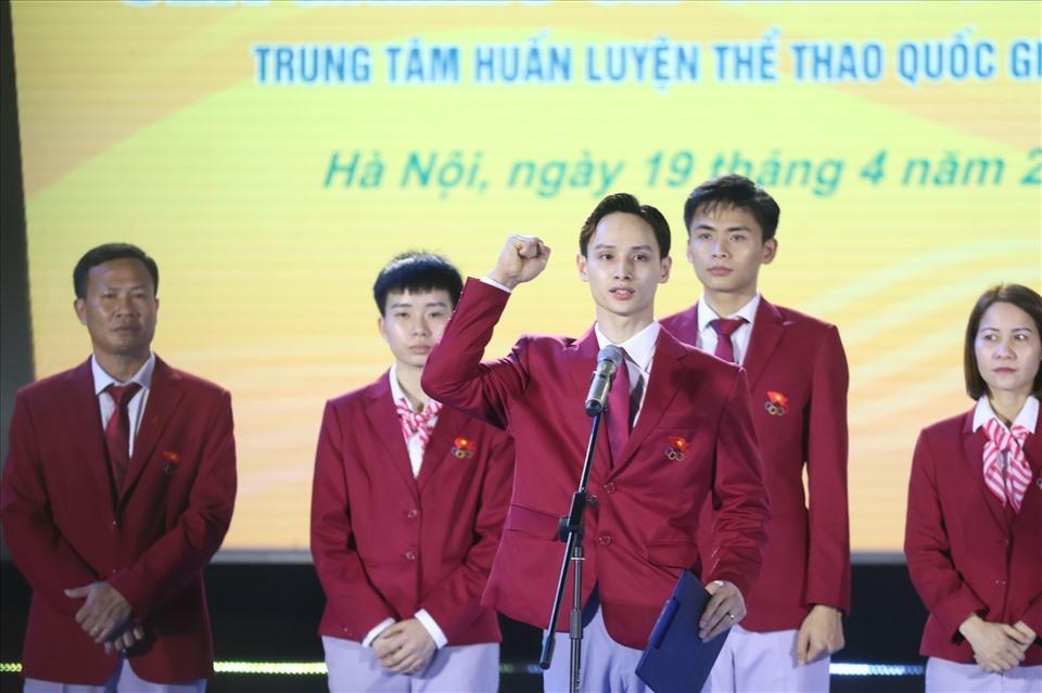 Vận động viên Đinh Phương Thành thay mặt các vận động viên dự SEA Games 32 tuyên thệ tại lễ xuất quân hôm 19.4. Ảnh: Hải Nguyễn