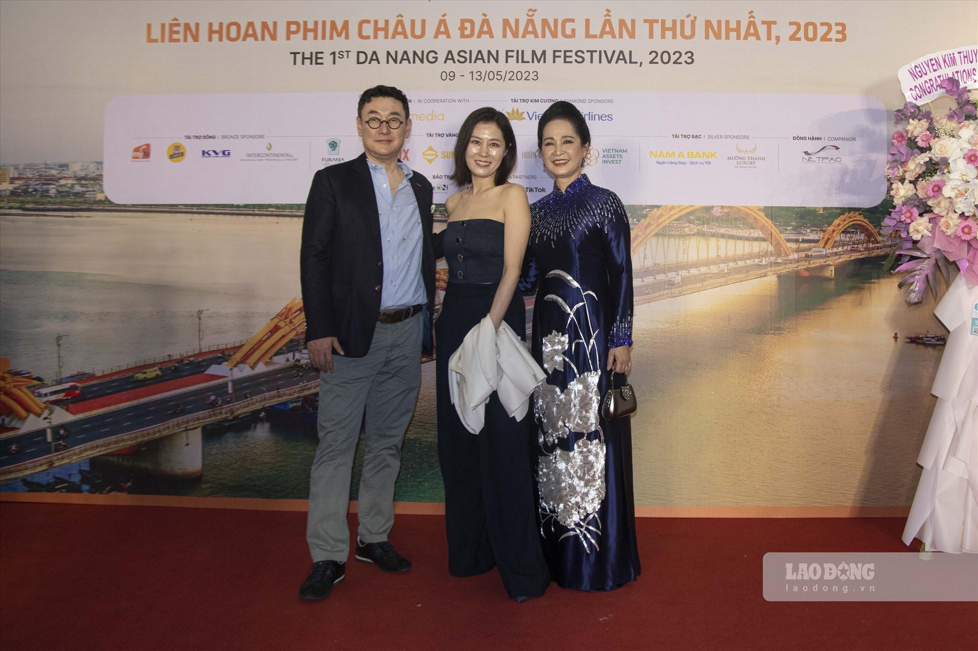 “Tôi cảm thấy rất vinh hạnh khi được tham gia buổi Lễ khai mạc Liên hoan phim châu Á Đà Nẵng lần thứ I. Tôi đang háo hức chờ đợi đón xem những bộ phim ý nghĩa từ những người bạn là các nhà làm phim đến từ các nước châu Á” - diễn viên Moon So-ri bày tỏ cảm xúc