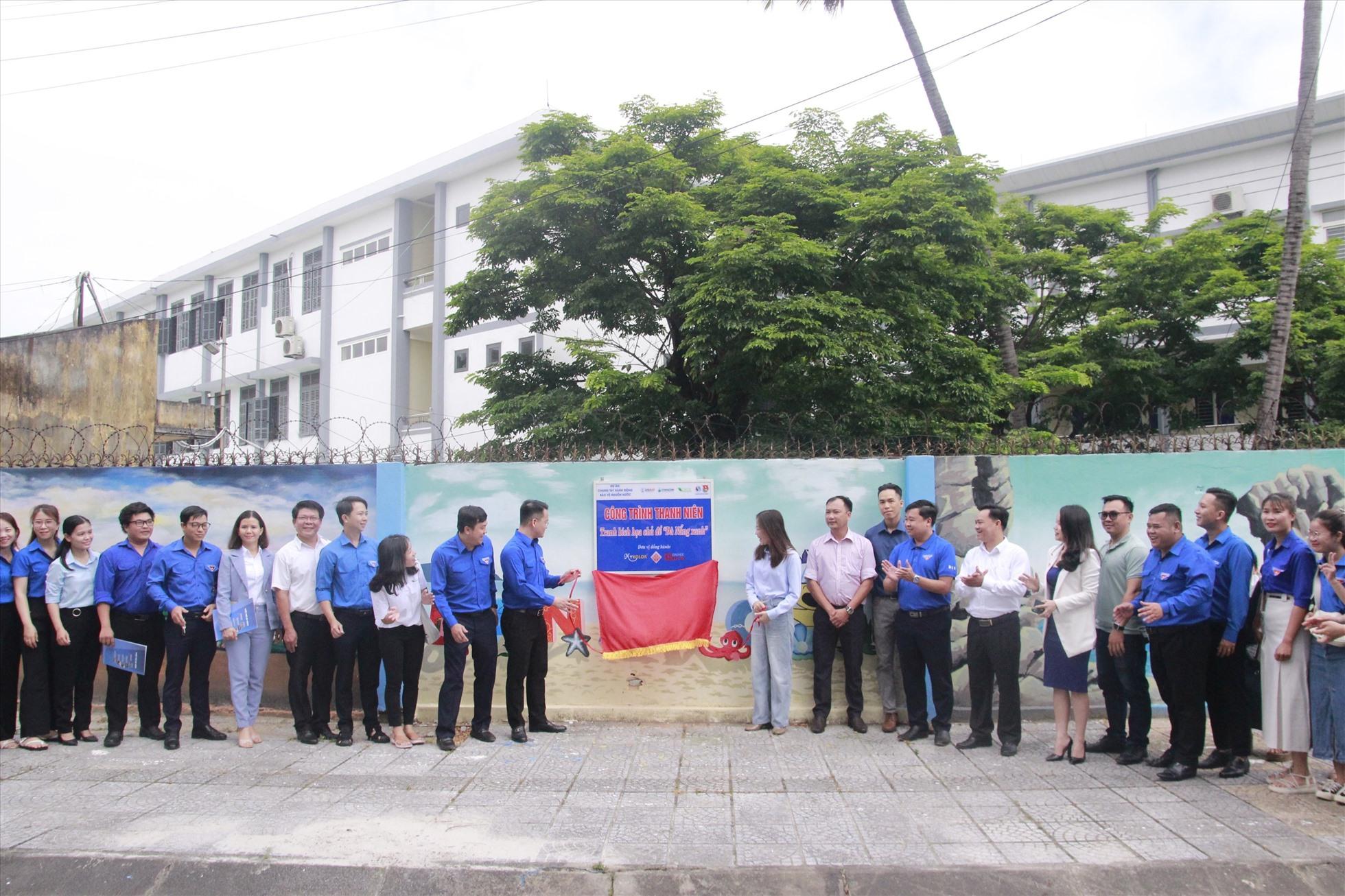 Lãnh đạo Thành Đoàn, Sở Tài nguyên và Môi trường thành phố phối hợp khánh thành và bàn giao công trình thanh niên. Ảnh: Mai Hương