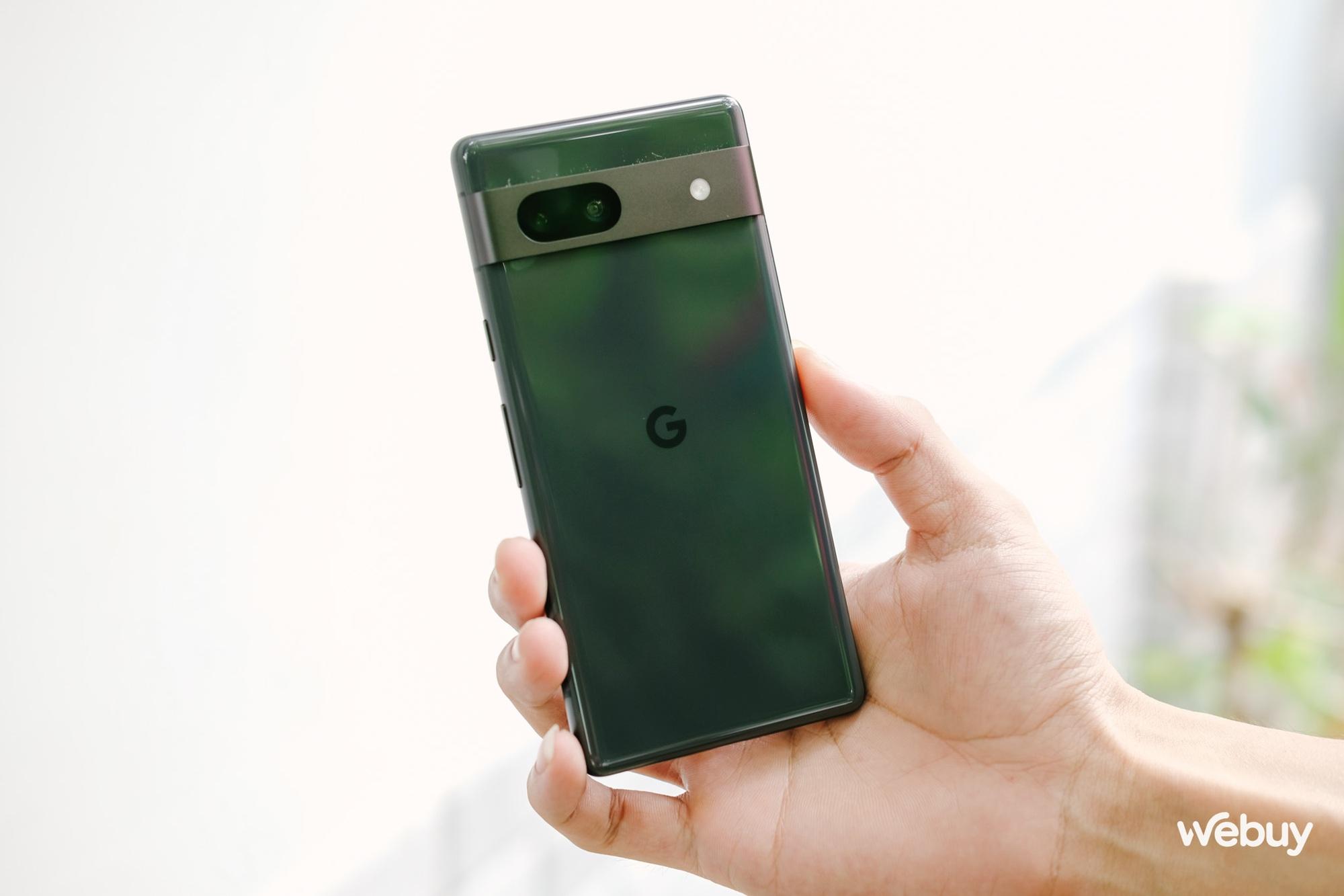 Trên tay Pixel 7a: Nâng cấp lớn không thua gì Pixel 7, giá chỉ 499 USD - Ảnh 3. Trên tay Pixel 7a: Nâng cấp lớn không thua gì Pixel 7, giá chỉ 499 USD - Ảnh 3.