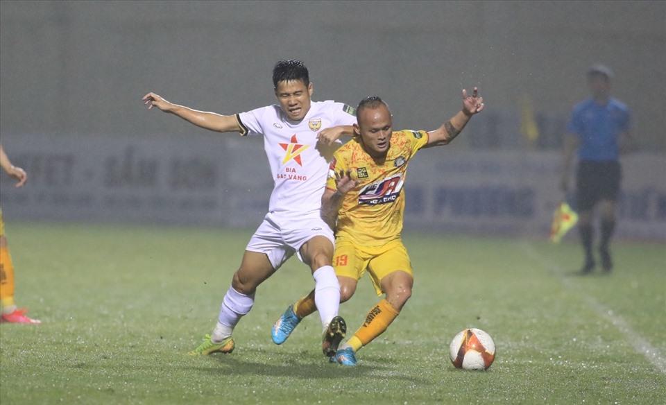 Tiền vệ Quốc Phương với phong độ thăng hoa có thể được huấn luyện viên Troussier triệu tập. Ảnh: VPF