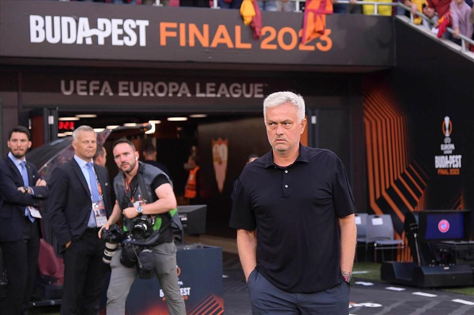 HLV Jose Mourinho phàn nàn trọng tài khi thua chung kết Europa League