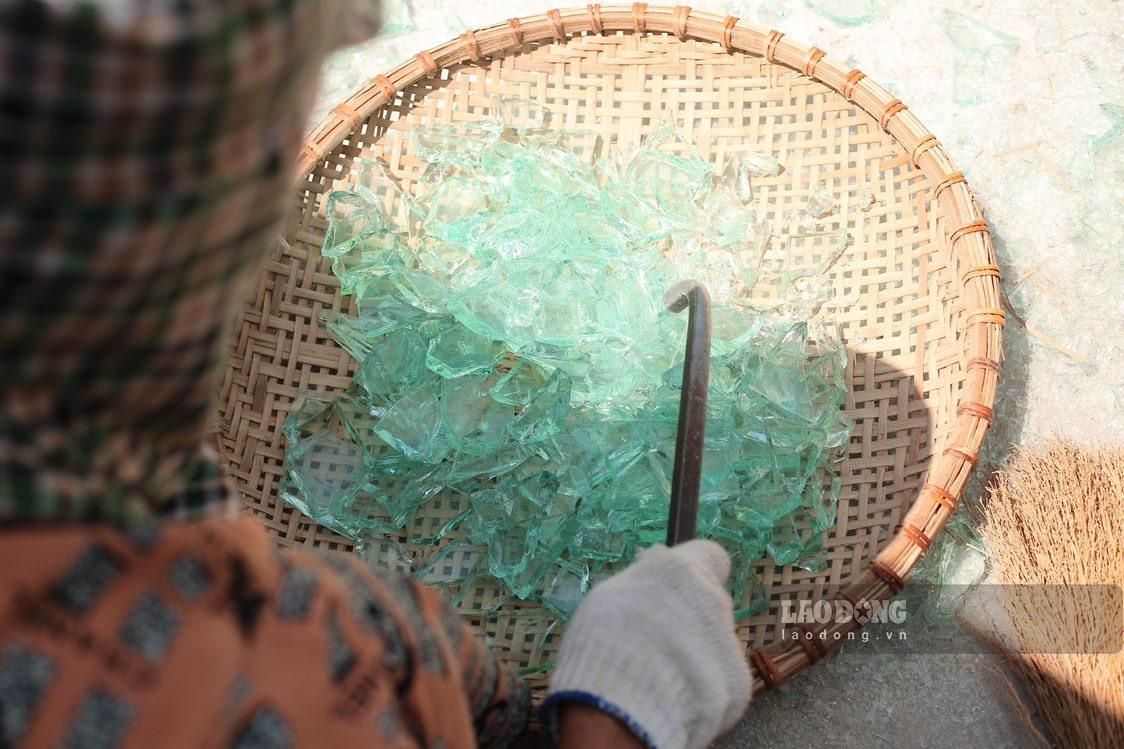 Ngoài những người đàn ông làm công việc thổi thuỷ tinh tại khu vực lò đốt, phía bên ngoài, những người phụ nữ cần mẫn làm công việc chọn lọc thuỷ tinh và sắp xếp các sản phẩm đã thành phẩm.