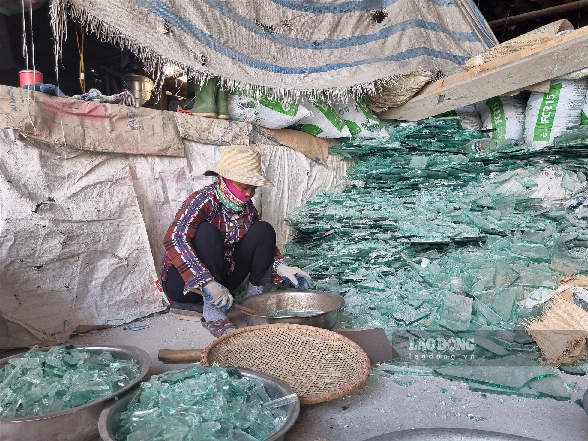 Ngoài những người đàn ông làm công việc thổi thuỷ tinh tại khu vực lò đốt, phía bên ngoài, những người phụ nữ cần mẫn làm công việc chọn lọc thuỷ tinh và sắp xếp các sản phẩm đã thành phẩm.