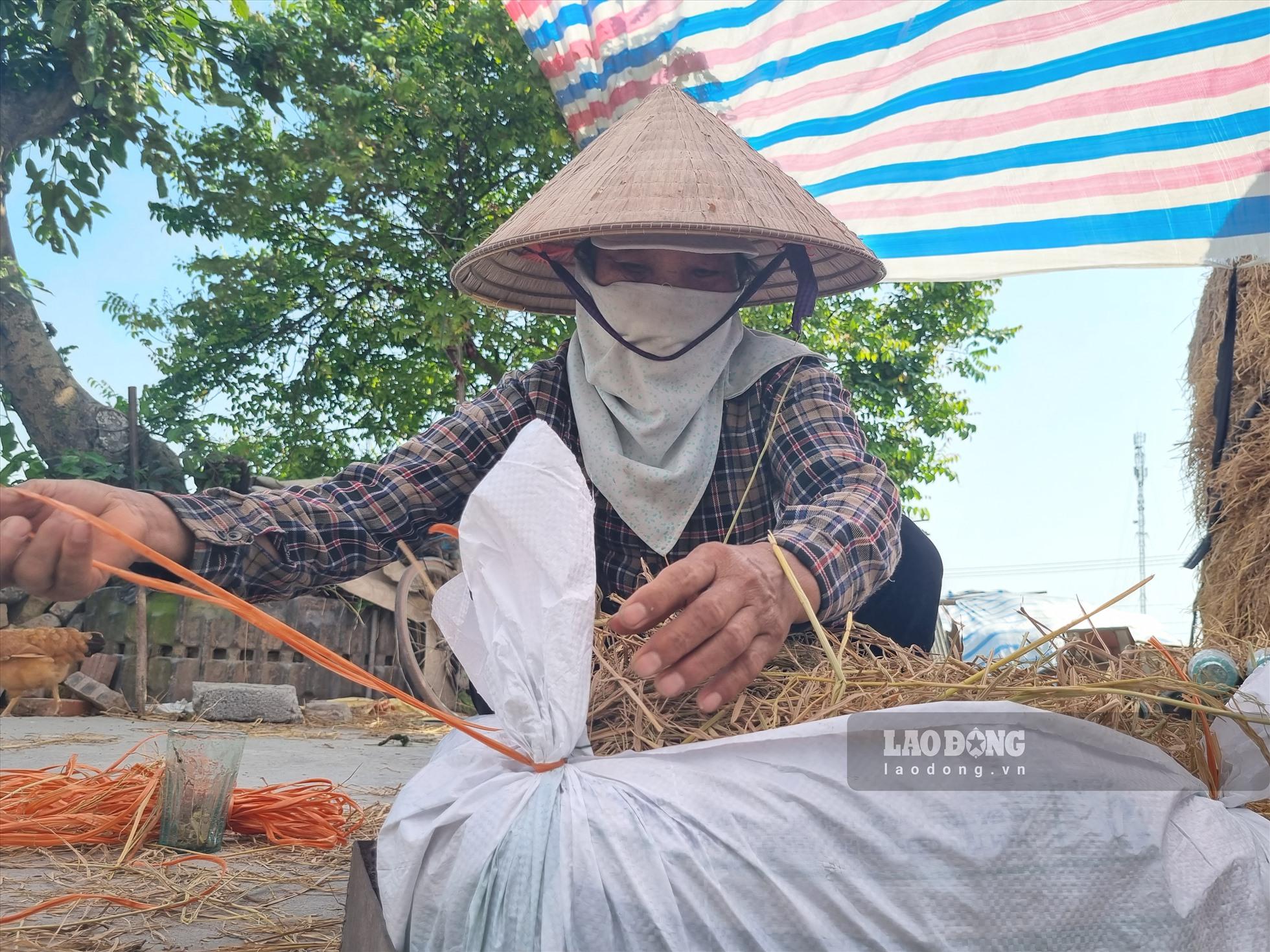 Ngoài những người đàn ông làm công việc thổi thuỷ tinh tại khu vực lò đốt, phía bên ngoài, những người phụ nữ cần mẫn làm công việc chọn lọc thuỷ tinh và sắp xếp các sản phẩm đã thành phẩm.