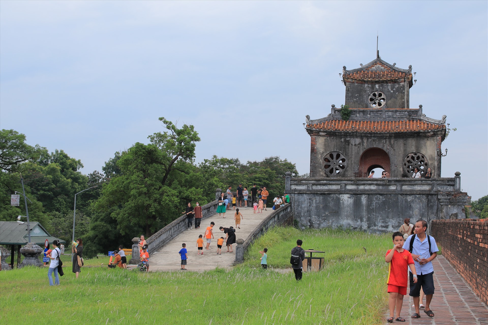 Mặc dù đã dừng hoạt động tham quan Thượng thành vào buổi tối, lắp đặt bảng cấm và xóa bỏ, làm mờ những vết vẽ bậy. Tuy nhiên, việc khắc phục, bảo vệ di tích sau khi bị xâm hại vẫn chưa cho thấy sự hiệu quả, khiến công trình di tích vẫn đang nằm trong tình trạng báo động vì tiếp tục bị xâm hại.