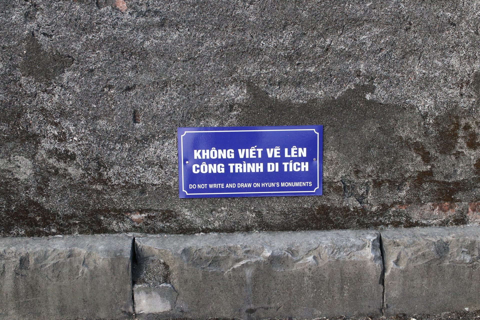 Lắp đặt bảng “cấm viết vẽ bậy lên di tích” và có sự kiểm tra thường xuyên của lực lượng bảo vệ. Tuy nhiên, khách tham quan đông, lực lượng giám sát còn mỏng, chỉ một chút sơ hở thì một số người bắt đầu thực hiện hành vi “vô tri” của mình lên di tích.