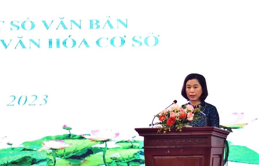 Đồng chí Vi Thanh Hoài, Phó Cục trưởng, Cục Văn hoá cơ sở báo cáo đề dẫn về nội dung triển khai thực hiện Nghị định số 54/2019/NĐ-CP; Nghị định số 110/2018/NĐ-CP. Ảnh: Lê Vinh