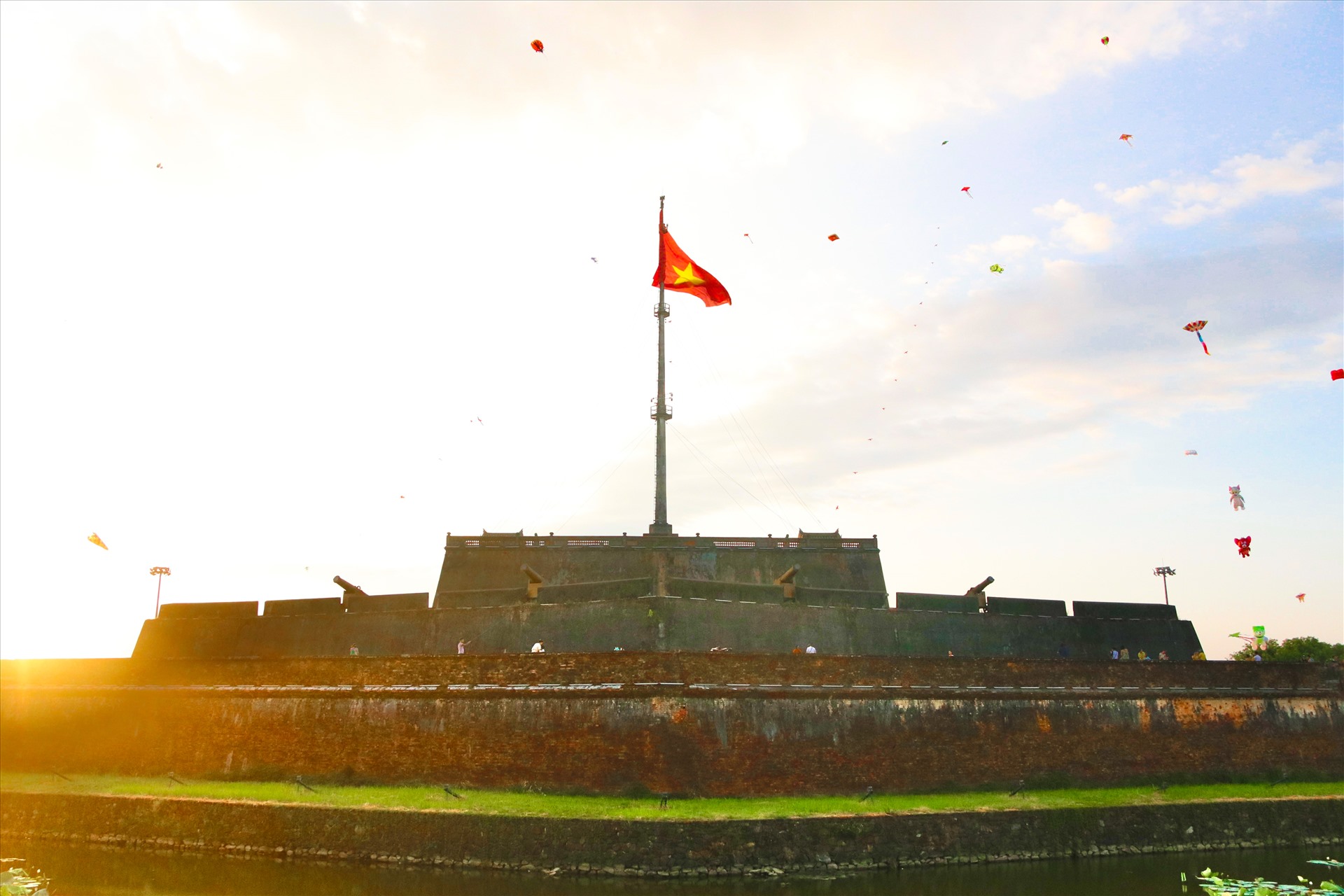 Được xây dựng vào năm Gia Long thứ 6 (1807), Kỳ đài Kinh thành Huế là di tích trong Quần thể di tích của Cố đô Huế được UNESCO công nhận là Di sản Văn hóa Thế giới năm 1993.