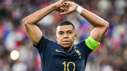 Mbappe thực hiện thành công 11m giúp tuyển Pháp thắng nhọc nhằn Hy Lạp.  Ảnh: Independent