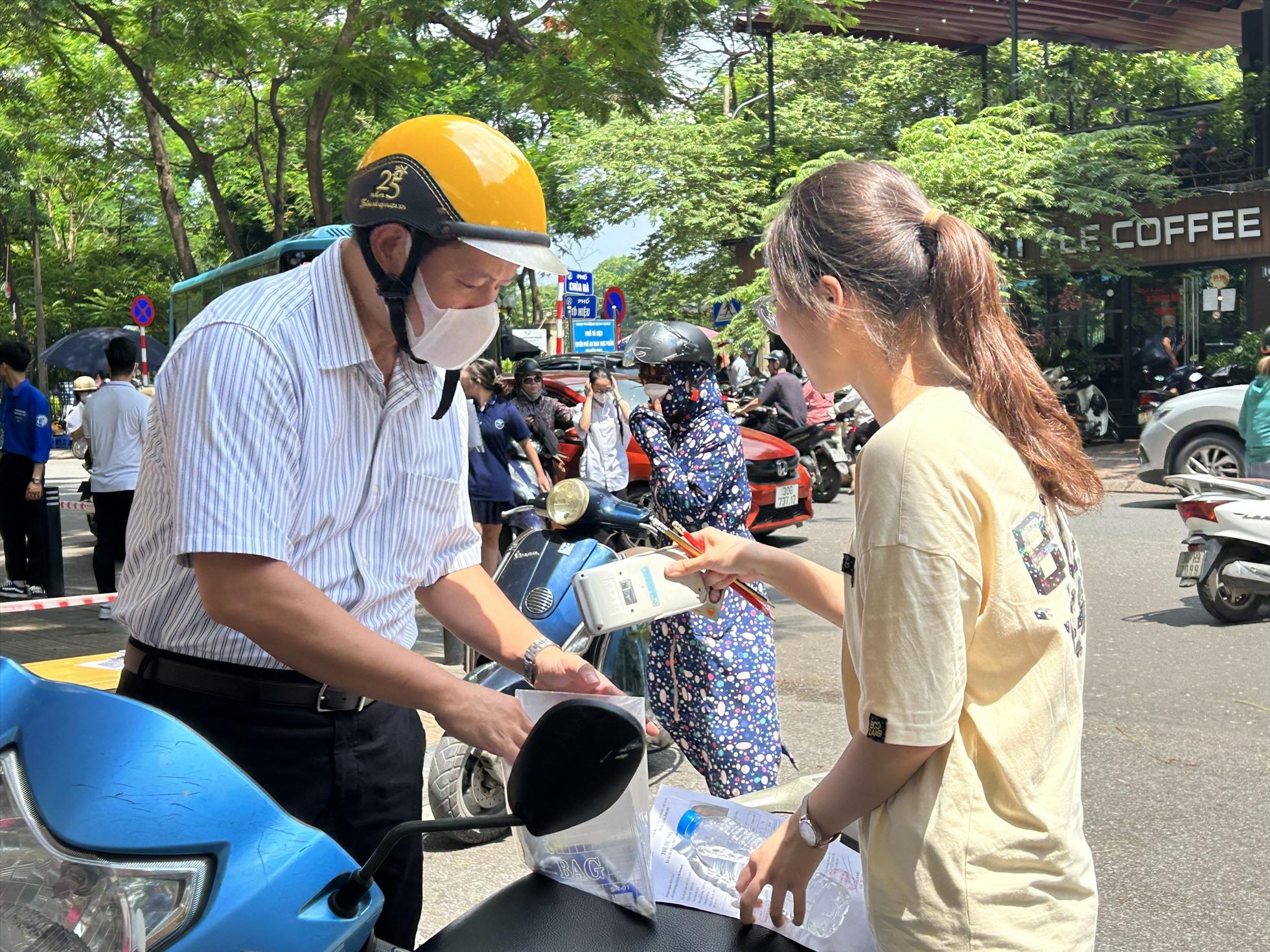 Thí sinh đến dự thi môn Toán tại Hà Nội. Ảnh: Thiều Trang