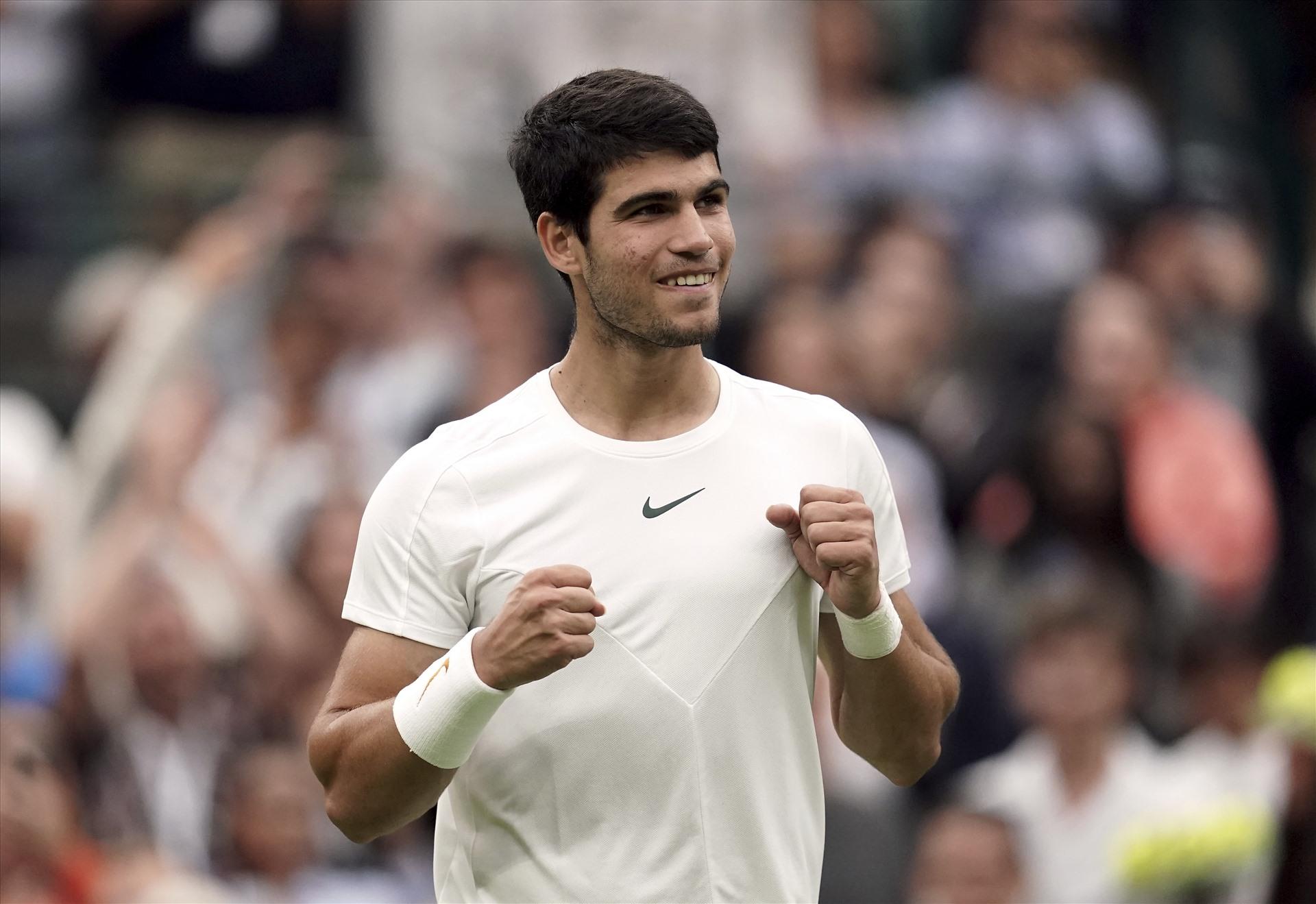 Alcaraz, Murray thắng dễ, nhiều trận đấu bị tạm dừng tại Wimbledon 2023