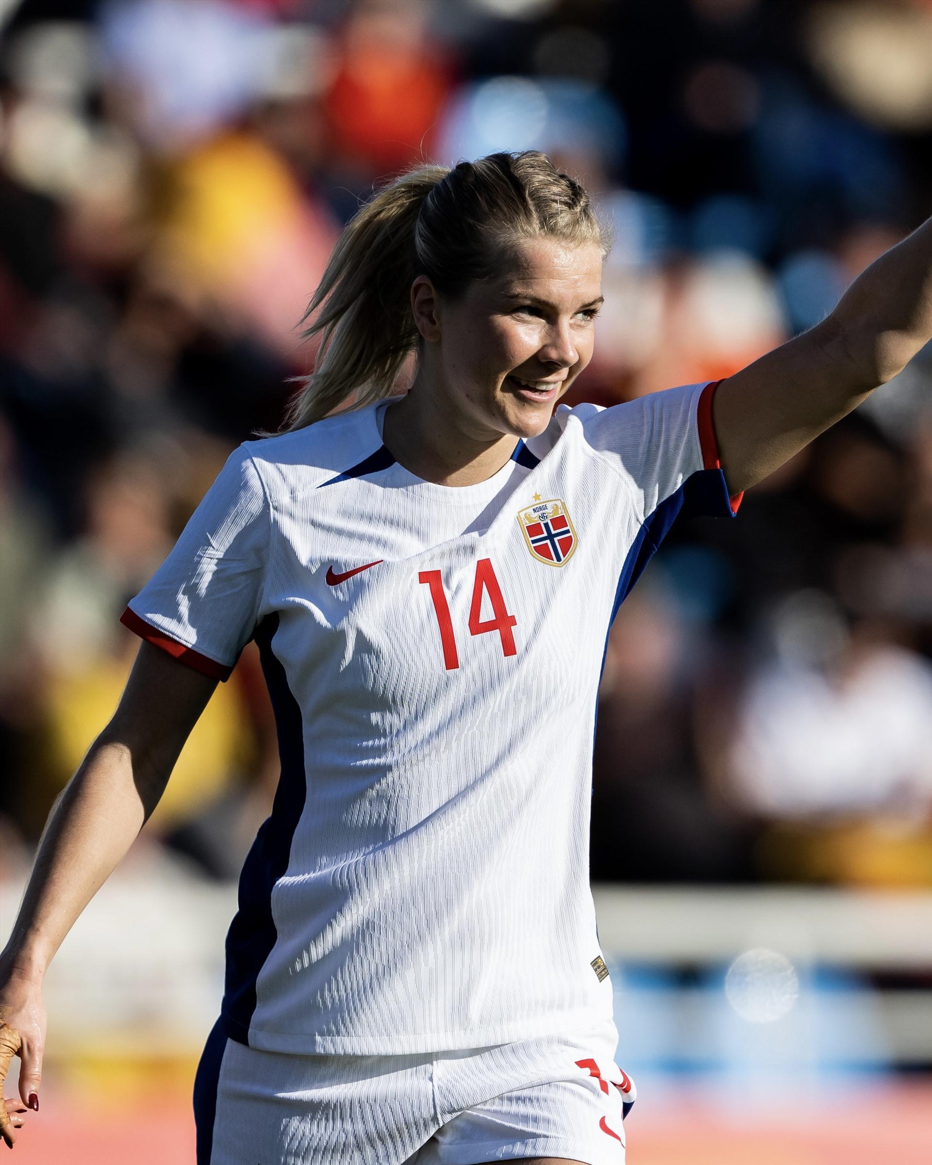 Ada Hegerberg (Na Uy): Tài năng của Hegerberg một thời được so sánh với Messi ở bóng đá nam. Tại câu lạc bộ Lyon, tiền đạo này có hiệu suất hơn 1 bàn/trận, cùng đội thống trị giải quốc nôi và có 6 lần liên tiếp đăng quang ở Champions League. Cô cũng là cầu thủ nữ đầu tiên được nhận danh hiệu Quả bóng vàng. Hegeberg từng chia tay tuyển Na Uy trong 5 năm vì cho rằng quyền lợi của cầu thủ nữ không được đảm bảo. Cô trở lại vào năm 2022 và cùng đội hướng đến World Cup 2023 với tham vọng chinh phục danh hiệu cao nhất. Ảnh: FBNV