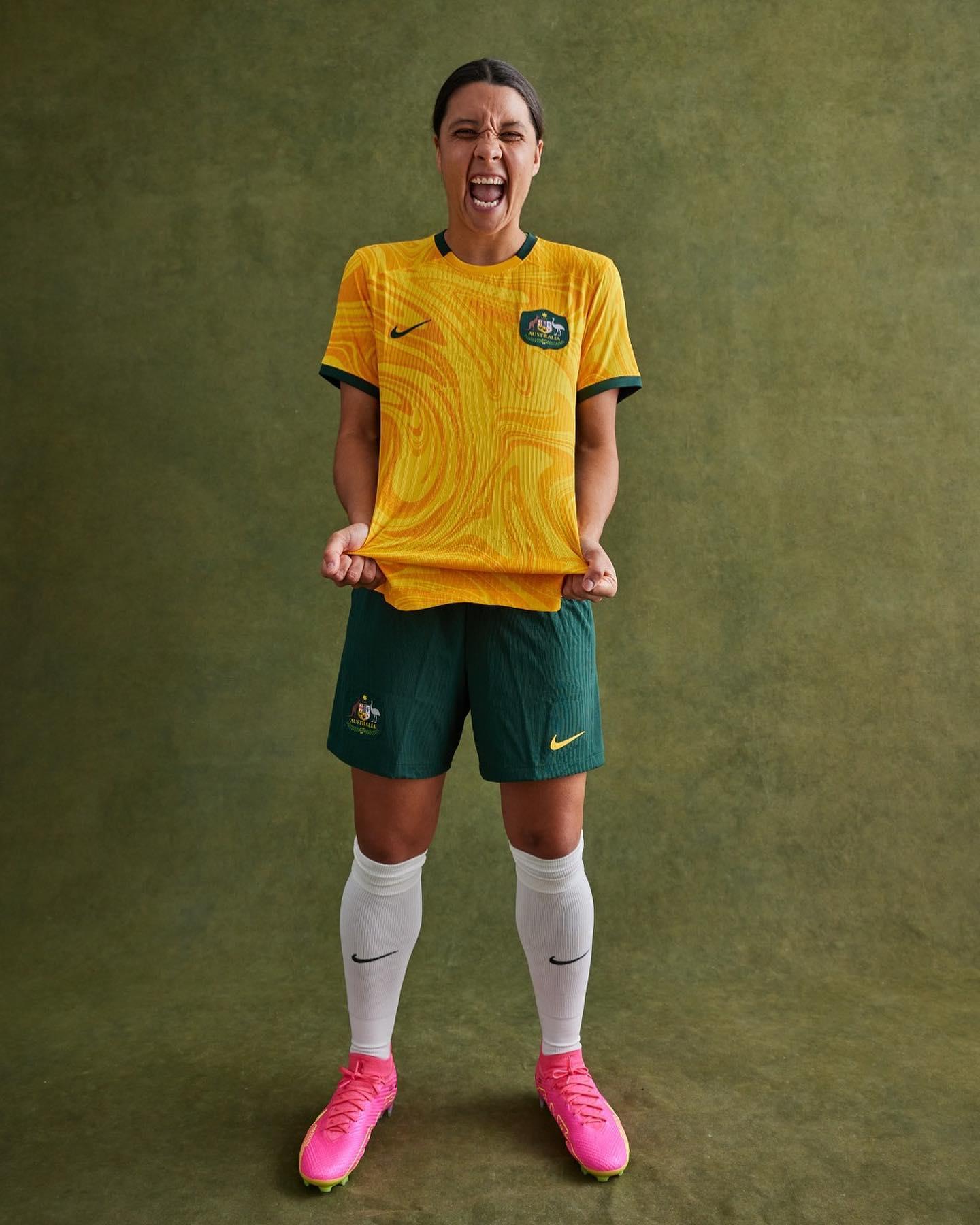 Sam Kerr (Australia): Chân sút đang khoác áo Chelsea được xem là ứng viên nặng kí cho danh hiệu vua phá lưới tại World Cup 2023 trên sân nhà. Cách đây 4 năm, cô đã ghi được 5 bàn thắng tại World Cup 2019. Sam Kerr cũng là vua phá lưới tại Asian Cup 2022 với 7 bàn thắng. Sam Kerr đã giành vô số danh hiệu tại Chelsea, nhưng việc giúp tuyển Australia vô địch World Cup 2023 tại sân nhà là mục tiêu đầy ý nghĩa mà cô quyết tâm thực hiện bằng được. Ảnh: Facebook nhân vật