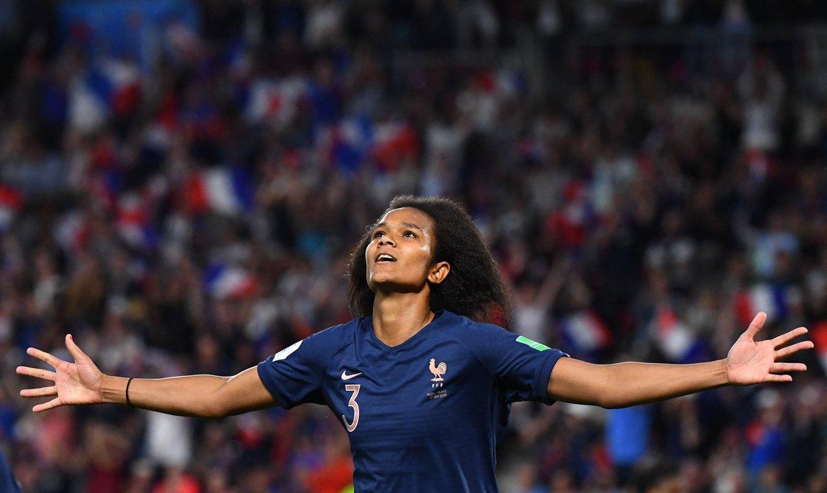 Wendie Renard (Pháp): Là thành viên chủ chốt của câu lạc bộ Lyon, Renard đã có 16 lần vô địch quốc gia Pháp, 8 lần đăng quang ở Champions League, bên cạnh hàng loạt danh hiệu quốc nội khác. Cô được xem là cầu thủ nữ Pháp hay nhất lịch sử. Tuy nhiên đầu năm nay cô đã tuyên bố chia tay tuyển quốc gia vì “không hợp với hệ thống hiện tại”. Tuy nhiên sau khi huấn luyện viên Corrine Diacre bị sa thải và được thay bằng Herve Renard (cựu huấn luyện đội nam Saudi Arabia), Renard đã trở lại để cùng đội hướng đến việc chinh phục World Cup. Ảnh: Twiiter nhân vật