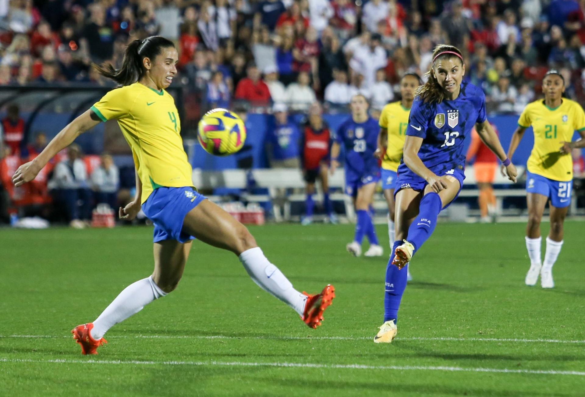 Alex Morgan (Mỹ): Chân sút 34 tuổi này sẽ bước vào kì World Cup thứ 4 trong sự nghiệp. Trước đó, cô đã 2 lần vô địch World Cup, giành huy chương vàng Olympic. World Cup 2023 là cơ hội để cô và tuyển nữ Mỹ chinh phục ngôi vô địch lần thứ 3 liên tiếp, qua đó trở thành đội bóng đầu tiên (cả nam lẫn nữ) là được điều này. Ở cấp độ câu lạc bộ, Morgan cũng giành hơn 11 danh hiệu tại Mỹ chưa kể việc đăng quang tại Champions League nữ ở châu Âu cùng Lyon. Ảnh: FBNV