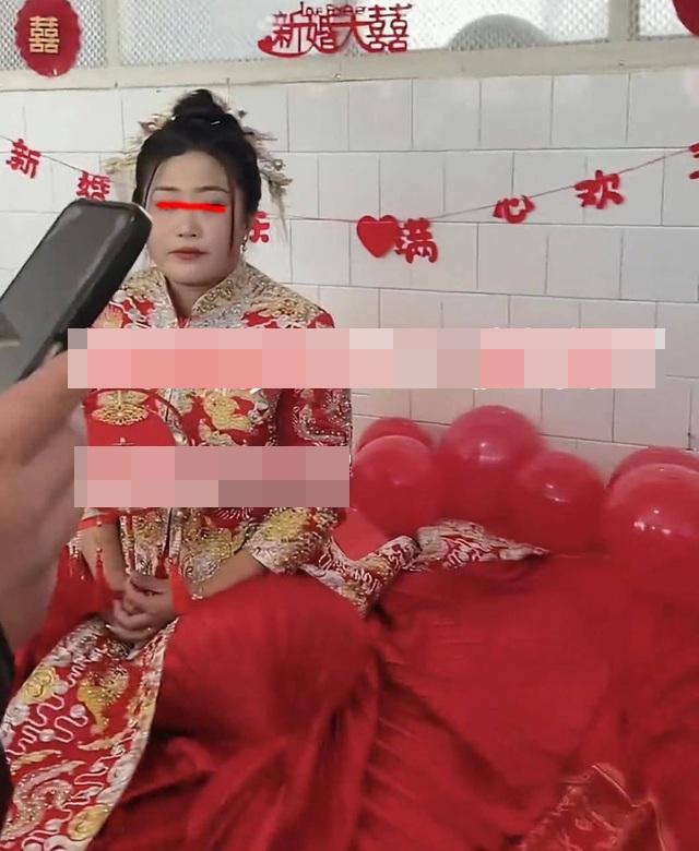 Ngày cưới, phù dâu làm một việc không thể tin nổi với chú rể - Ảnh 1.