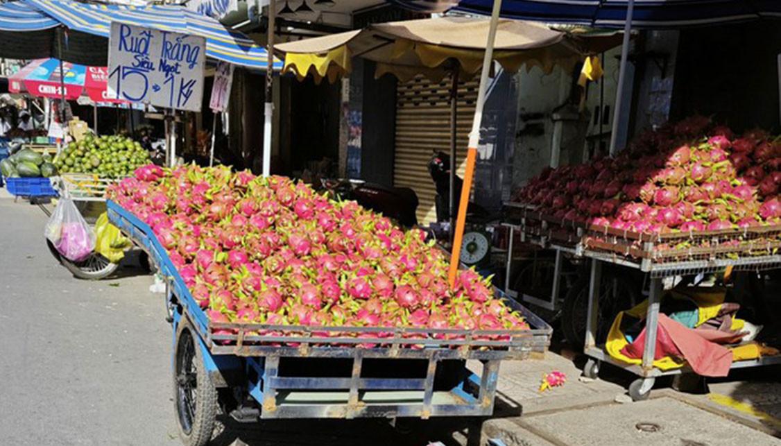 Giá sầu riêng tăng vọt, nho Nhật, cherry Mỹ và thanh long Việt cùng giảm sâu - Ảnh 1.