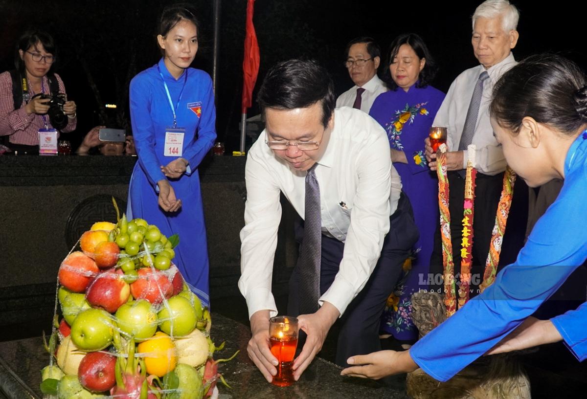 Trước khi diễn ra Chương trình, lãnh đạo Đảng, Nhà nước và các đại biểu đã đặt vòng hoa, dương hương tưởng nhớ các Anh hùng liệt sĩ tại Nghĩa trang Hàng Dương và Nghĩa trang A1.